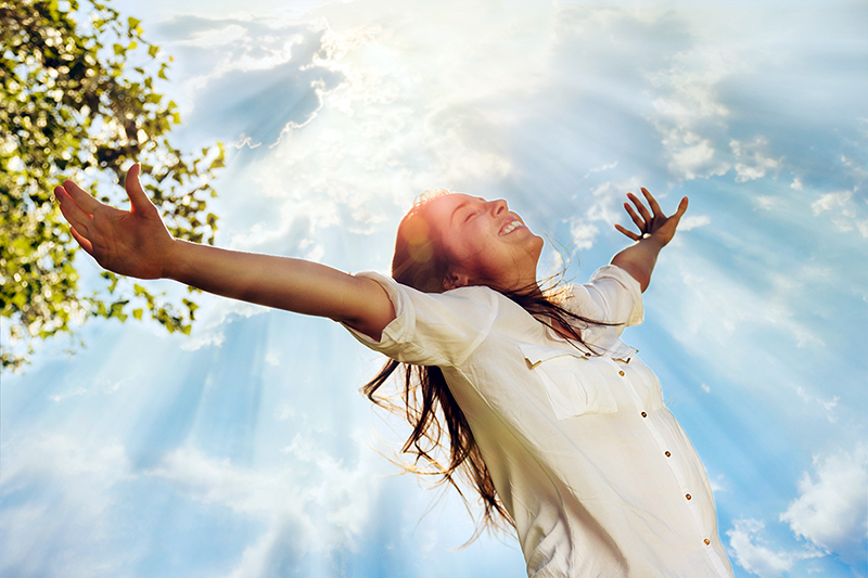 Woman in the sunlight, what are the health benefits of sunshine? 