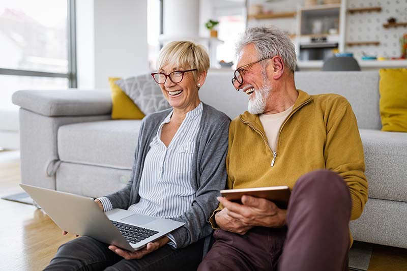 Una pareja de adultos mayores felices mira opciones de planes de Medicare Advantage.