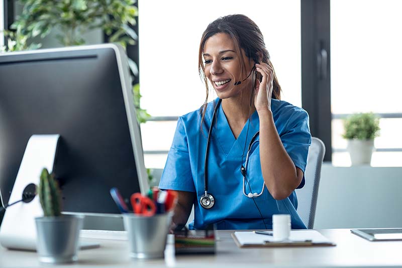 Un proveedor de atención médica se encuentra virtualmente con un paciente mediante Connect Care.