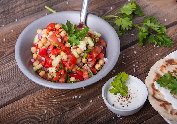 Recipe for easy chickpea salad with lemon and dill