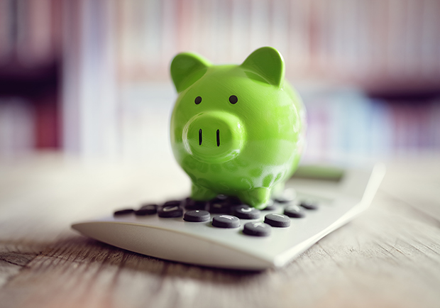 Piggy bank and calculator, 5 tips for starting and maintaining a budget